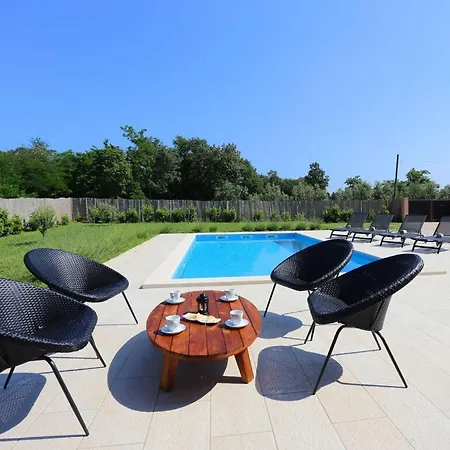 בית נופש Nina With A Heated Pool *