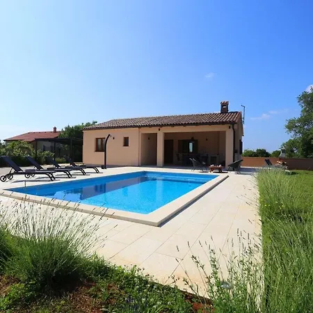 בית נופש Nina With A Heated Pool *