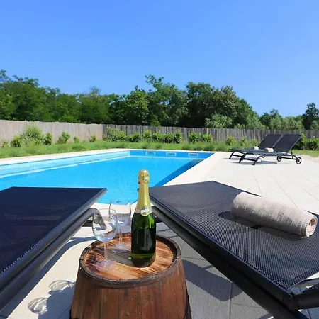 Tatil Evi Nina With A Heated Pool Loborika