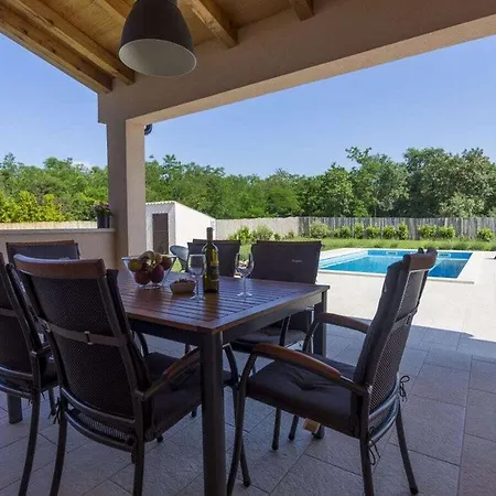 Nina With A Heated Pool Tatil Evi Loborika