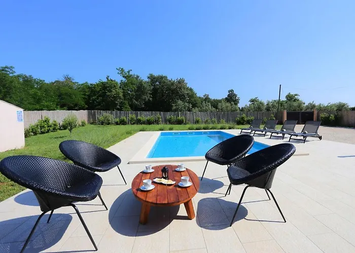 Tatil Evi Nina With A Heated Pool *