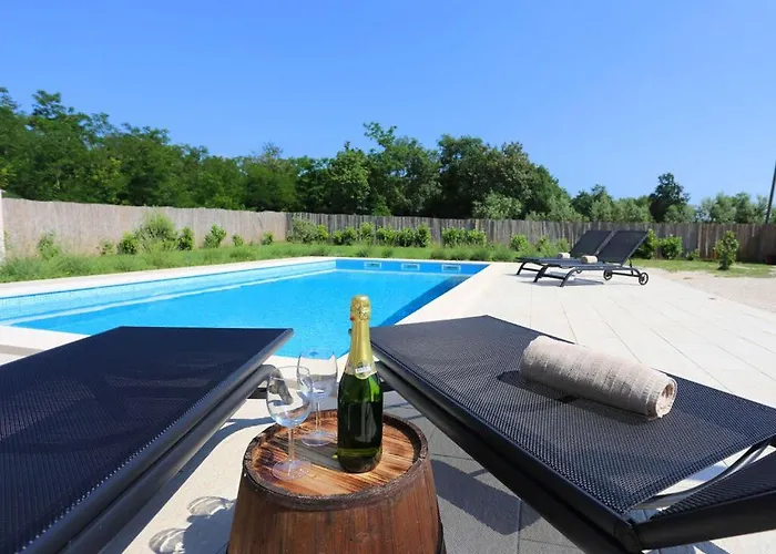 Tatil Evi Nina With A Heated Pool Loborika