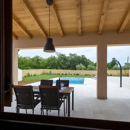 Nina With A Heated Pool Vikendica *