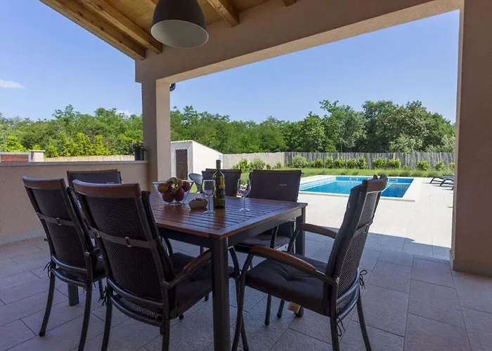 Nina With A Heated Pool 펜션 Loborika