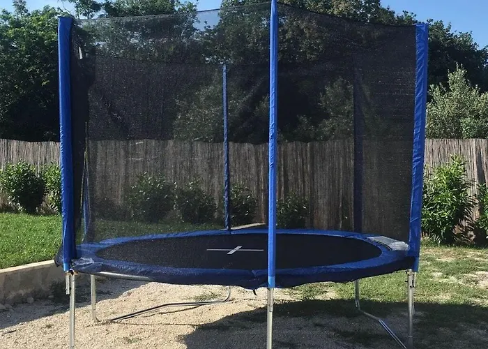 Nina With A Heated Pool Vikendica *